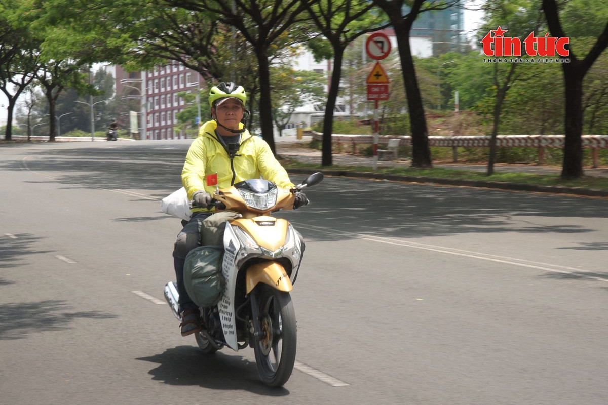 Ông Đỗ Thành Long, thường được gọi là “chú Long Quận 9”, với chiếc xe máy chở đầy dụng cụ sửa xe để hỗ trợ người gặp sự cố trên đường