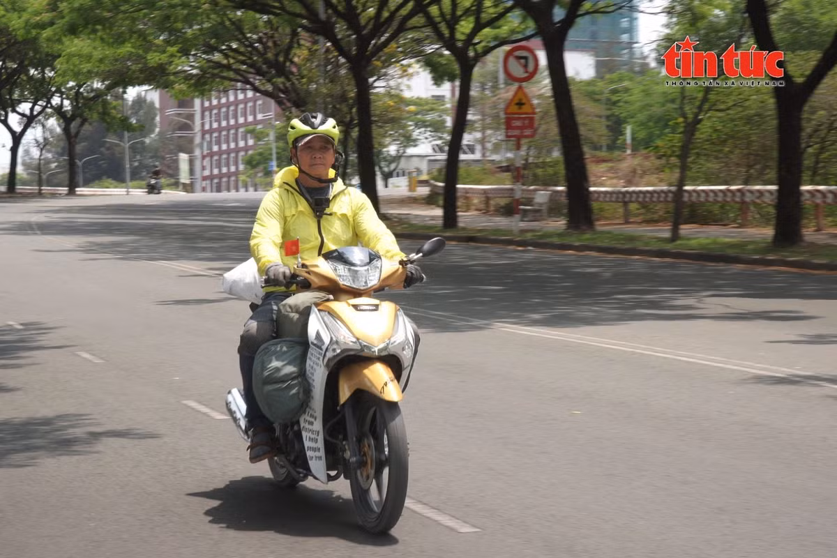 Ông Đỗ Thành Long, thường được gọi là “chú Long Quận 9”, với chiếc xe máy chở đầy dụng cụ sửa xe để hỗ trợ người gặp sự cố trên đường