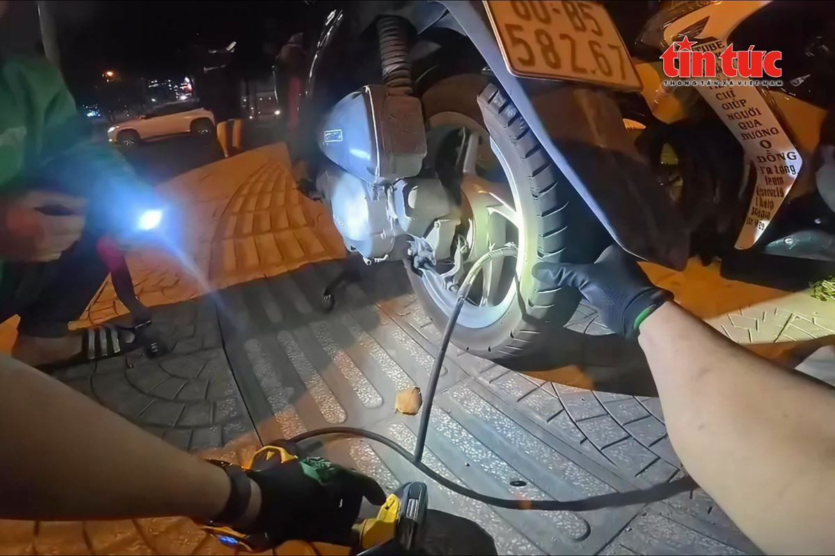 Từ 8 giờ sáng đến 12 giờ đêm, ông Long thường xuyên hỗ trợ người đi đường gặp sự cố.