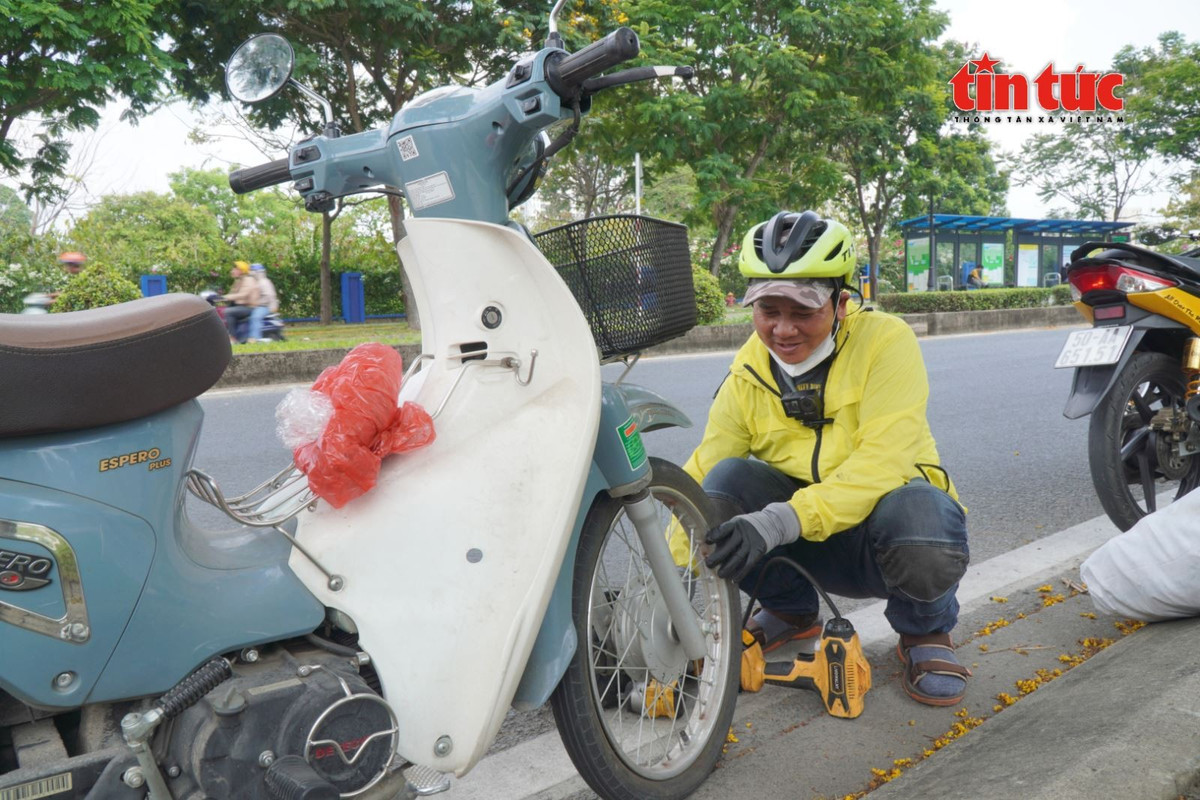 Nhiều sinh viên được ông Long hỗ trợ sửa xe miễn phí khi gặp sự cố.