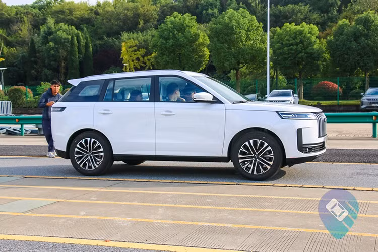 Nếu bạn thích kiểu dáng vuông vức, gợi nhớ đến SUV hạng sang Range Rover Evoque thì Jaecoo J5 sẽ là một lựa chọn phù hợp. Xe sở hữu lưới tản nhiệt cỡ lớn với các nan dọc nối liền cụm đèn pha và dải đèn LED định vị ban ngày.