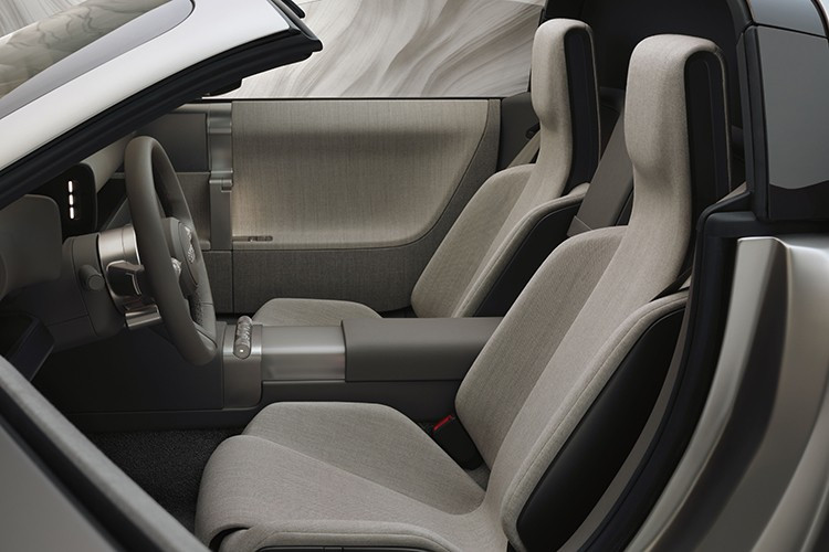 Năm 2024, hãng đã bàn giao khoảng 1,7 triệu xe đến tay khách hàng, tiếp tục khẳng định vị thế một trong những nhà sản xuất ô tô hàng đầu thế giới. Tại Việt Nam, các dòng sedan như A4, A6, A8L, các mẫu SUV từ Q2 đến Q8 cùng loạt xe điện e-tron đang được phân phối chính hãng, phục vụ nhu cầu đa dạng của người dùng.