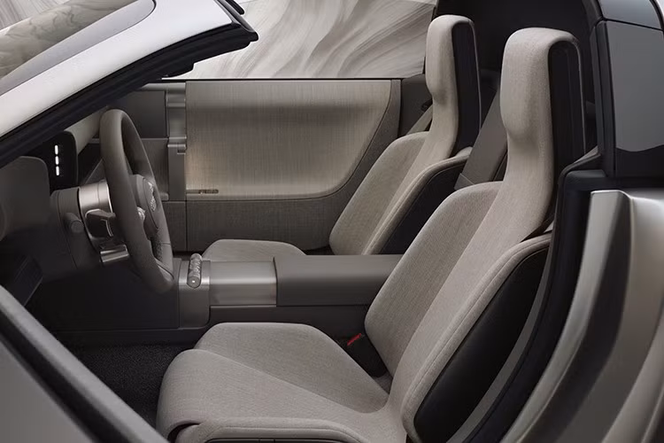 Năm 2024, hãng đã bàn giao khoảng 1,7 triệu xe đến tay khách hàng, tiếp tục khẳng định vị thế một trong những nhà sản xuất ô tô hàng đầu thế giới. Tại Việt Nam, các dòng sedan như A4, A6, A8L, các mẫu SUV từ Q2 đến Q8 cùng loạt xe điện e-tron đang được phân phối chính hãng, phục vụ nhu cầu đa dạng của người dùng.