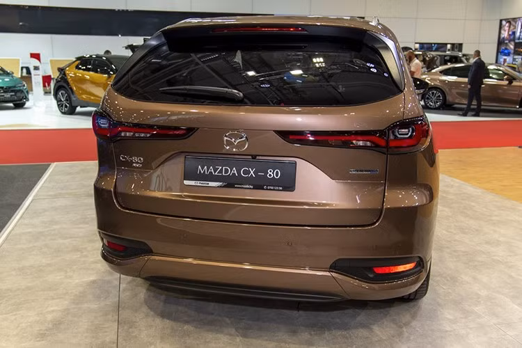 CX-80 cũng sở hữu loạt công nghệ hỗ trợ người lái hiện đại, bao gồm hệ thống kiểm soát hành trình thích ứng với hỗ trợ kẹt xe, hỗ trợ phanh thông minh, cảnh báo mất tập trung, giữ làn đường, cảnh báo điểm mù...