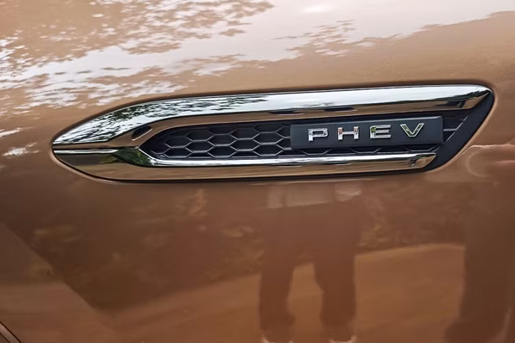 Bộ mâm xe Mazda CX-80 PHEV AWD High Plus được thiết kế dạng hợp kim 20 inch đi cùng lốp kích thước 235/50R20. Xe không có lốp dự phòng mà sử dụng bộ vá khẩn cấp.