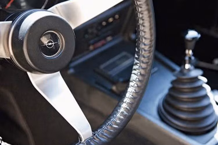 Opel GT sở hữu khung gầm liền khối bằng thép, động cơ đặt giữa phía trước, dẫn động cầu sau. Động cơ được lắp đặt lùi sâu vào khung gầm để cải thiện phân bổ trọng lượng. Hệ thống treo trước bao gồm tay đòn chữ A phía trên và nhíp lá ngang phía dưới. Hệ thống treo sau sử dụng trục chủ động và lò xo cuộn. Hệ thống phanh trợ lực điện sử dụng đĩa phanh phía trước và tang trống phanh phía sau. Hệ thống lái không trợ lực.