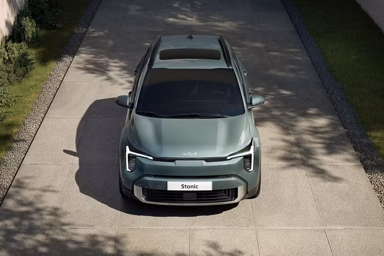 Kia Stonic 2026 tiếp tục sử dụng nền tảng khung gầm của mẫu hatchback Rio (hiện đã ngừng sản xuất) và chỉ có một lựa chọn động cơ xăng tăng áp 1.0L 3 xy-lanh, với hai mức công suất là 99 mã lực hoặc 113 mã lực.