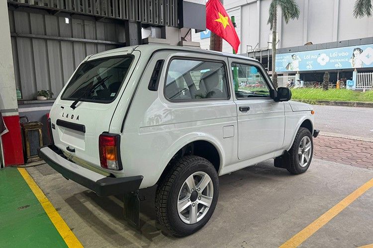 Theo hãng xe Nga, vì họ muốn chiều lòng nhiều người dùng mong muốn một chiếc SUV mang kiểu dáng cổ điển huyền thoại của Lada Niva từ nhiều thập kỷ trước. Đó là lý do khi bước sang thế hệ mới, hãng xe Nga vẫn giữ lại phiên bản được thiết kế theo phong cách cũ này.