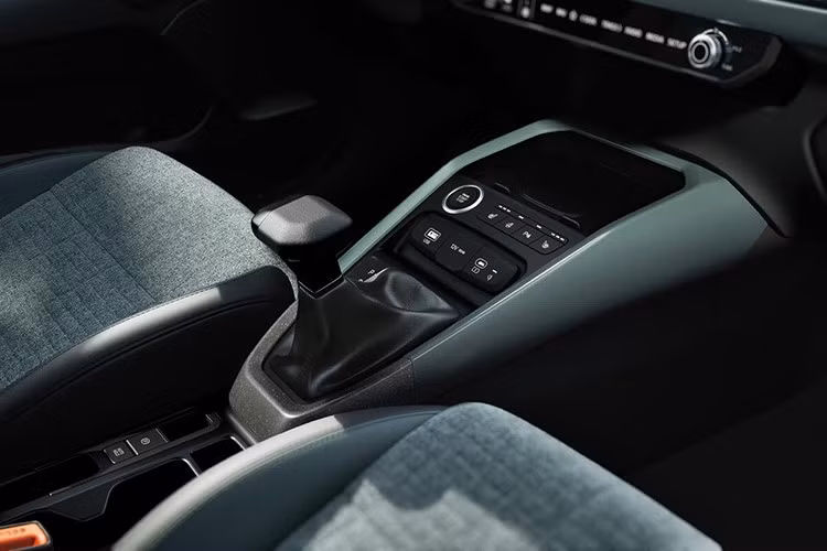 Về trang bị an toàn và hỗ trợ người lái, Stonic mới được bổ sung các tính năng như kiểm soát hành trình thông minh theo định vị, hỗ trợ lái trên đường cao tốc, cảnh báo va chạm điểm mù và cảnh báo mở cửa khi có phương tiện từ phía sau.