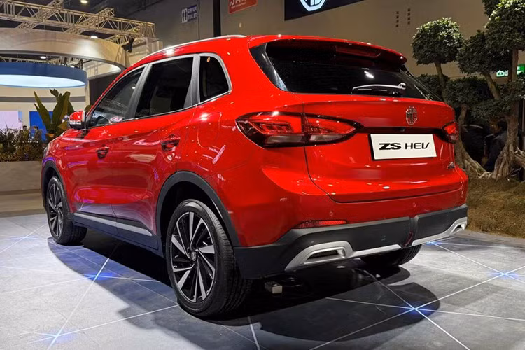 Khu vực bên sườn được điều chỉnh ở một số khu vực như cột D và vành la-zăng. Bên cạnh đó là cụm đèn hậu LED mới ôm lấy hai góc đuôi xe, cản sau đi kèm ốp màu bạc bao quanh 2 đầu ống xả giả và đèn phanh nhỏ ở giữa.