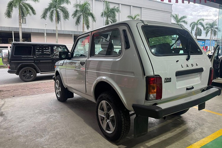 Hồi đầu năm, một số hình ảnh lô xe Lada nhập cảng Việt Nam đã xuất hiện trên mạng xã hội. Khi đó, giá dự kiến được tiết lộ ở mức khoảng 390 triệu đồng. Tuy nhiên, theo nguồn tin mới, giá bán chính hãng của Niva Legend khi mở bán trong tháng 9 có thể dưới 500 triệu đồng.