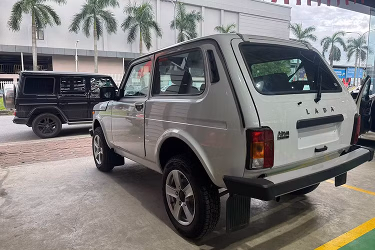 Hồi đầu năm, một số hình ảnh lô xe Lada nhập cảng Việt Nam đã xuất hiện trên mạng xã hội. Khi đó, giá dự kiến được tiết lộ ở mức khoảng 390 triệu đồng. Tuy nhiên, theo nguồn tin mới, giá bán chính hãng của Niva Legend khi mở bán trong tháng 9 có thể dưới 500 triệu đồng.