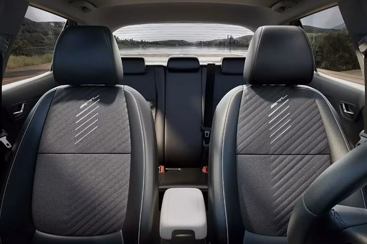 Một số nâng cấp khác bao gồm vô-lăng mới, đèn viền nội thất, sạc không dây và cổng sạc USB-C. Dung tích khoang hành lý vẫn được giữ nguyên ở mức 352 lít.