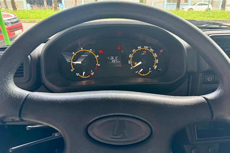 Vô-lăng trên Lada Niva Legend xuất hiện tại Việt Nam được thiết kế dạng bốn chấu trơn, cụm cần gạt và hệ thống khởi động bằng chìa cơ khiến mẫu xe này gợi nhớ nhiều dòng xe từ thập niên 1990.