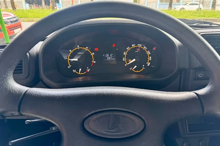 Vô-lăng trên Lada Niva Legend xuất hiện tại Việt Nam được thiết kế dạng bốn chấu trơn, cụm cần gạt và hệ thống khởi động bằng chìa cơ khiến mẫu xe này gợi nhớ nhiều dòng xe từ thập niên 1990.