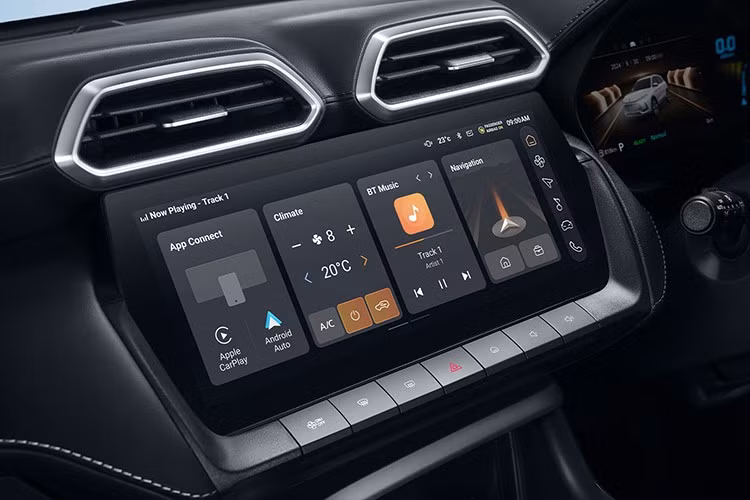 Trong khi đó, bản cao cấp nhất có bảng đồng hồ kỹ thuật số 7,5 inch, màn hình thông tin giải trí 12,3 inch, hỗ trợ kết nối Apple CarPlay/Android Auto, hệ thống âm thanh 6 loa và ghế trước có tính năng sưởi.