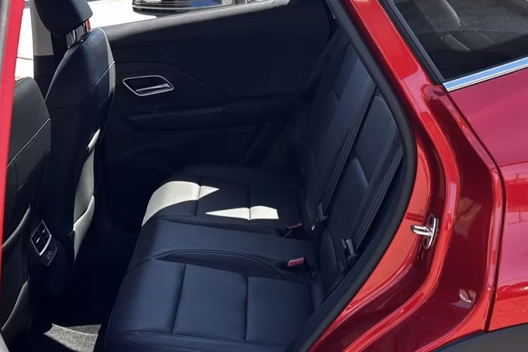 Trang bị an toàn tiêu chuẩn của MG ZS 2025 khá cơ bản với hệ thống hỗ trợ khởi hành ngang dốc, hỗ trợ xuống dốc, giữ phanh tự động, chống lật chủ động, camera lùi có vạch dẫn hướng và hệ thống kiểm soát hành trình. Ở các bản cao cấp, xe được trang bị gói MG Pilot với các tính năng như hỗ trợ chuyển làn đường, cảnh báo lệch làn đường, cảnh báo va chạm phía trước, phanh khẩn cấp tự động và camera 360 độ.