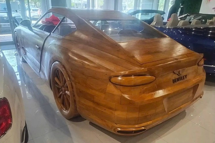 Tác phẩm Bentley Continental GT bằng gỗ này do một nghệ nhân tại Bỉ thực hiện, hiện đang được rao bán trên eBay với giá gần 100.000 USD (khoảng 2,5 tỷ đồng), ngang với giá của một chiếc Continental GT đời cũ đang bán ngoài thị trường xe sang.