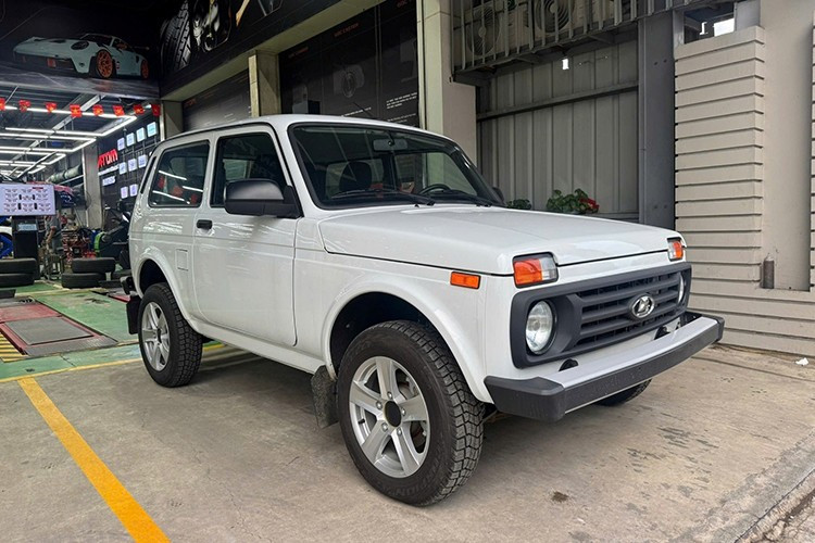 Lada Niva Legend mới về Việt Nam vẫn giữ kiểu dáng mang đậm chất cổ điển, gợi nhớ phong cách của những mẫu xe cách đây 20 - 30 năm. Thiết kế vuông vắn, góc cạnh cùng cấu hình 2 cửa khiến nhiều người liên tưởng đến Suzuki Jimny.