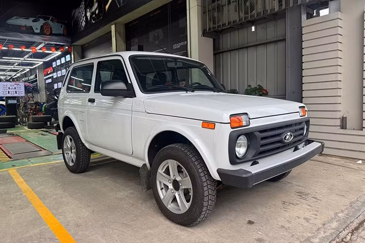 Lada Niva Legend mới về Việt Nam vẫn giữ kiểu dáng mang đậm chất cổ điển, gợi nhớ phong cách của những mẫu xe cách đây 20 - 30 năm. Thiết kế vuông vắn, góc cạnh cùng cấu hình 2 cửa khiến nhiều người liên tưởng đến Suzuki Jimny.