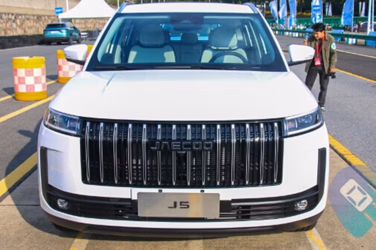 Ngoài ra, mẫu SUV cỡ B thương hiệu Trung Quốc này còn dùng tay nắm cửa truyền thống thay vì loại ẩn như đàn anh Jaecoo J7 và có tùy chọn sơn 2 tông màu khá đẹp mắt.