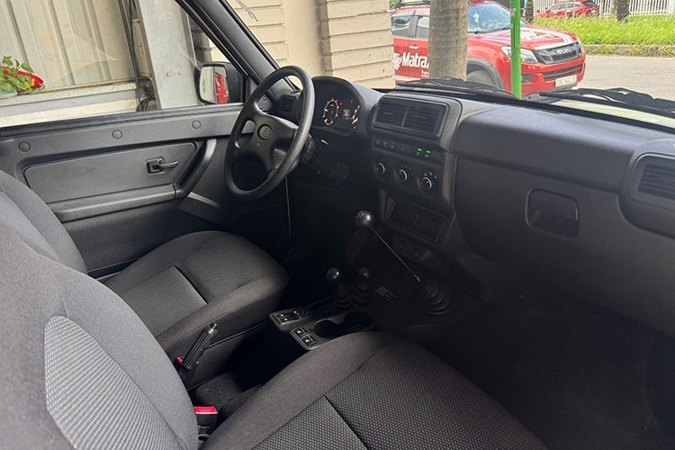 Qua những hình ảnh rò rỉ, nội thất Niva Legend có phần đơn giản, đúng tinh thần của dòng xe "thực dụng" từ Nga. Xe chỉ được trang bị ghế bọc nỉ, bảng táp-lô thiết kế truyền thống, không có màn hình giải trí.