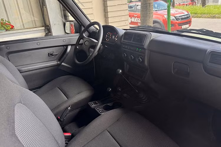 Qua những hình ảnh rò rỉ, nội thất Niva Legend có phần đơn giản, đúng tinh thần của dòng xe "thực dụng" từ Nga. Xe chỉ được trang bị ghế bọc nỉ, bảng táp-lô thiết kế truyền thống, không có màn hình giải trí.