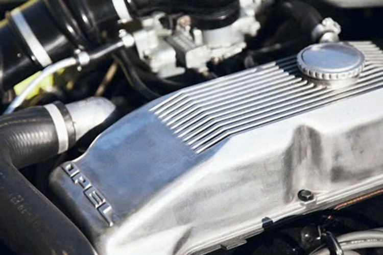 Một điểm khác biệt của Opel GT là hệ thống đèn pha ẩn . ​​Chúng được vận hành thủ công bằng cần gạt lớn dọc bảng điều khiển trung tâm, bên cạnh cần số. Không giống như đèn pha bật lên, cả hai đều xoay cùng chiều (ngược chiều kim đồng hồ từ bên trong xe) quanh một trục dọc.