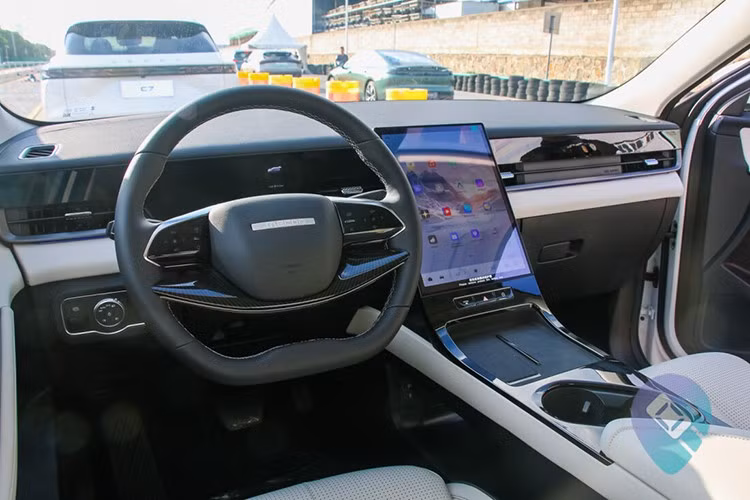 Bên trong Jaecoo J5 là không gian nội thất 2 hàng ghế với 5 chỗ ngồi. Tại đây, xe được trang bị màn hình thông tin giải trí dạng cảm ứng đặt dọc chiếm trọn khu vực trung tâm của mặt táp-lô. Cửa gió điều hòa được tích hợp tinh tế hơn so với Jaecoo J7, tạo cảm giác liền mạch. Trước mặt người lái là bảng đồng hồ kỹ thuật số được thiết kế chìm vào mặt táp-lô.