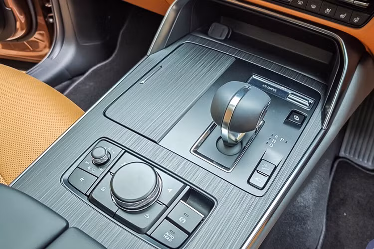 Xe trang bị màn hình trung tâm 12,3 inch hỗ trợ Apple CarPlay không dây và Android Auto có dây, kết hợp cụm đồng hồ kỹ thuật số 12,3 inch và hiển thị HUD trên kính lái. Hệ thống âm thanh Bose 12 loa, 6 cổng USB-C, sạc không dây và hai ổ điện 12V được trang bị cho khoang cabin và cốp xe.