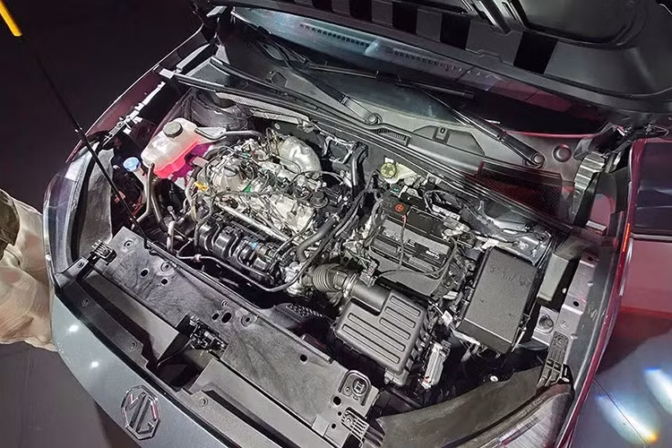 Thứ hai là động cơ xăng 4 xi-lanh, tăng áp, dung tích 1.5L, cho công suất tối đa 168 mã lực và mô-men xoắn cực đại 275 Nm, kết hợp với hộp số CVT bảy cấp. Riêng bản cao cấp nhất dùng hệ truyền động hybrid với máy xăng 4 xi-lanh, dung tích 1.5L, kết hợp cùng mô-tơ điện và pin 1,83 kWh, tạo ra tổng công suất 197 mã lực, hộp số hybrid chuyên dụng 3 cấp.