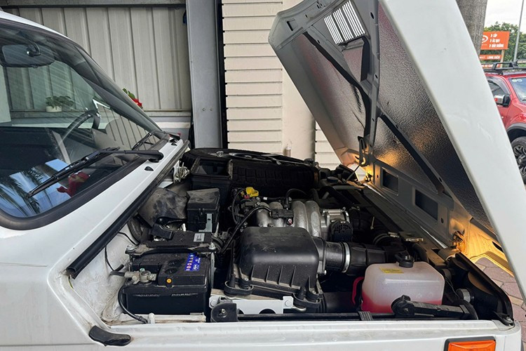 Về khả năng vận hành, Niva Legend được trang bị động cơ xăng 1.7L, đi kèm hộp số sàn 5 cấp. Xe sử dụng hệ dẫn động hai cầu bán thời gian (4WD), ưu tiên cho khả năng off-road. Đặc biệt, động cơ này đáp ứng chuẩn khí thải Euro 5, đủ điều kiện nhập khẩu và đăng kiểm tại Việt Nam.