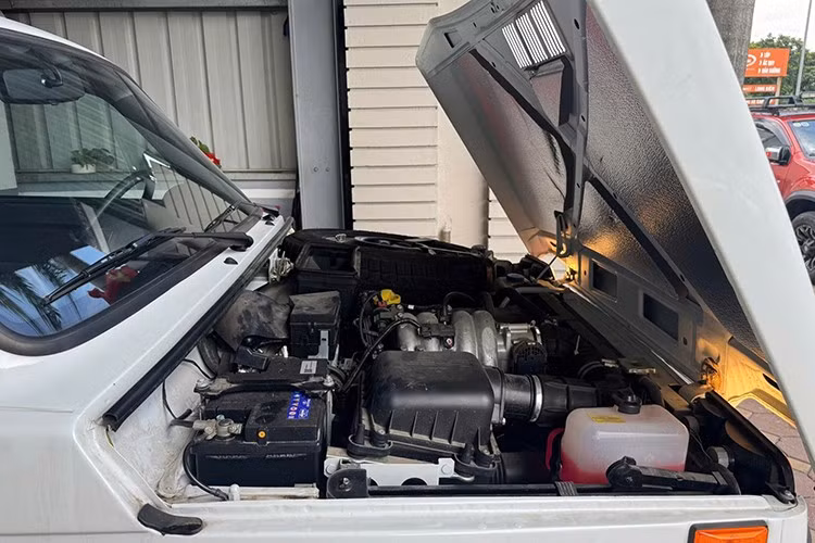 Về khả năng vận hành, Niva Legend được trang bị động cơ xăng 1.7L, đi kèm hộp số sàn 5 cấp. Xe sử dụng hệ dẫn động hai cầu bán thời gian (4WD), ưu tiên cho khả năng off-road. Đặc biệt, động cơ này đáp ứng chuẩn khí thải Euro 5, đủ điều kiện nhập khẩu và đăng kiểm tại Việt Nam.