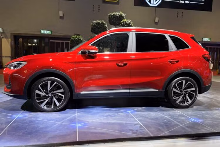 MG ZS 2025 dành cho Philippines sở hữu kích thước và thiết kế tương tự xe đang bán ở châu Âu. Theo đó, xe có chiều dài 4.430 mm và chiều cao giảm 13 mm xuống còn 1.635 mm.
