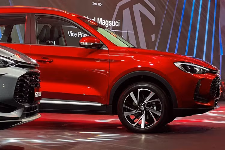 Xe sử dụng mâm hợp kim 17 inch tiêu chuẩn sang bóng, những phiên bản MG ZS 2025 thế hệ mới phiên bản cao cấp hơn sẽ bổ sung mâm hợp kim 18 inch, kính cá nhân một chiều phía sau...