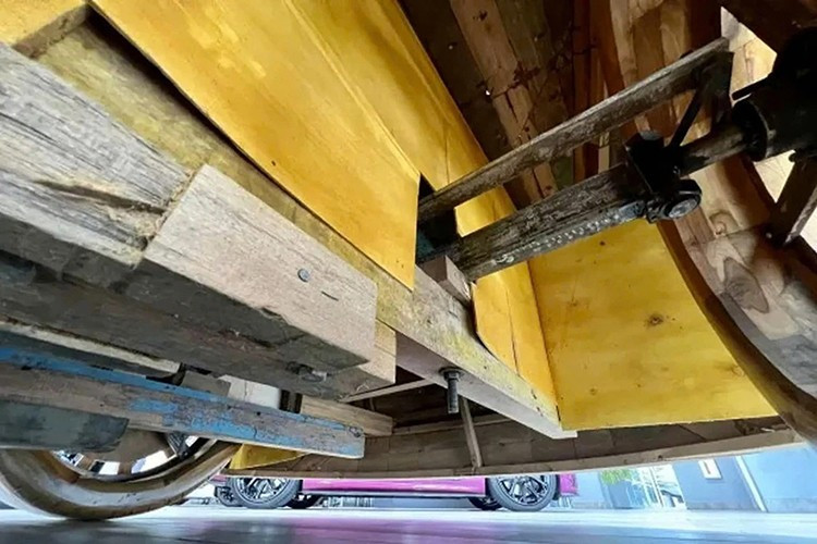 Hình ảnh đối lập giữa những chiếc xe sang động cơ mạnh mẽ và một mẫu xe gỗ đầy nghệ thuật càng làm tăng thêm sức hút. Sự xuất hiện của chiếc Bentley gỗ nhanh chóng tạo nên nhiều ý kiến trái chiều.