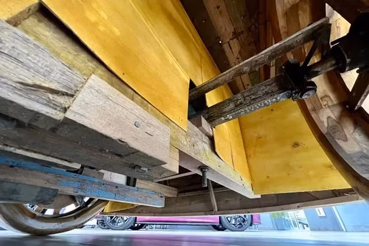 Hình ảnh đối lập giữa những chiếc xe sang động cơ mạnh mẽ và một mẫu xe gỗ đầy nghệ thuật càng làm tăng thêm sức hút. Sự xuất hiện của chiếc Bentley gỗ nhanh chóng tạo nên nhiều ý kiến trái chiều.