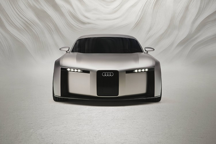 Theo Giám đốc Sáng tạo Massimo Frascella, cốt lõi của triết lý mới chính là “sự đơn giản triệt để”. Audi mong muốn loại bỏ những chi tiết thừa thãi để hướng đến sự tinh gọn tuyệt đối, mang lại trải nghiệm rõ ràng và tập trung hơn cho người dùng. Điều này không chỉ áp dụng cho ngoại thất mà còn cho cả nội thất, nơi những công nghệ và vật liệu tiên tiến được sử dụng một cách chính xác nhằm tối ưu hóa giá trị mang lại.