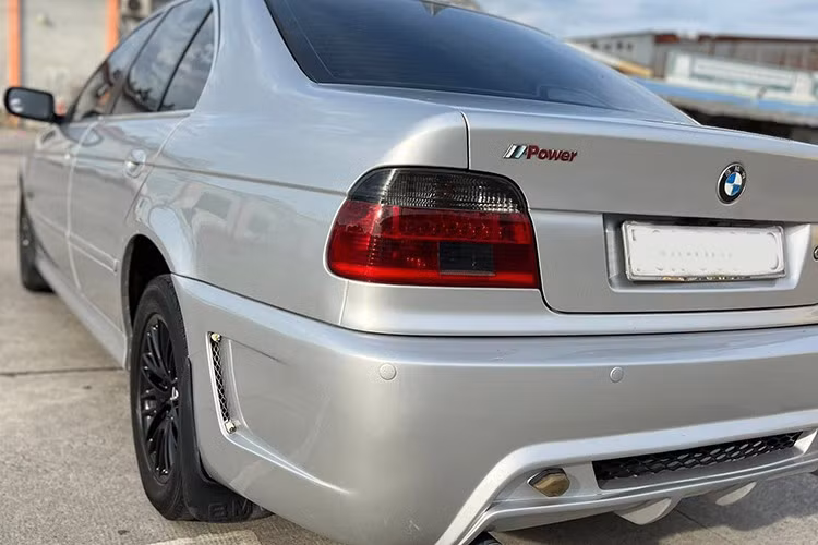 Dù đã trải qua 21 năm sử dụng nhưng kiểu dáng của chiếc xe BMW 525i này vẫn còn rất hợp nhãn, thời trang chứ chưa lỗi thời. Trang bị bên ngoài khá hiện đại với đèn pha và đèn sương mù dạng thấu kính, gương chiếu hậu bên ngoài tích hợp đèn xi-nhan...