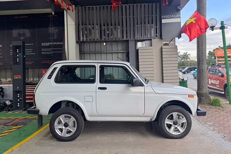 Kích thước tổng thể dài x rộng x cao của xe lần lượt là 3.740 x 1.640 x 1.640 (mm), trục cơ sở dài 2,2m. Mặc dù được phân loại dưới dạng hatchback, thực chất Niva vẫn dựa trên khung gầm SUV truyền thống, sở hữu khoảng sáng gầm lớn, tối ưu cho việc di chuyển trên địa hình phức tạp.