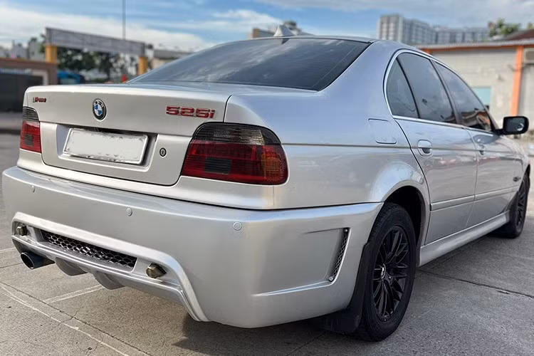 BMW 525i 2024 sở hữu kích thước dài x rộng x cao lần lượt là 4.775 x 1.800 x 1.435 mm, chiều dài trục cơ sở 2.830 mm, thuộc phân khúc sedan hạng sang cỡ D cạnh tranh với "người đồng hương" Mercedes-Benz E500.