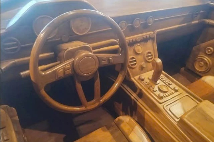 Tờ Carscoops còn so sánh chiếc xe độc đáo này với sản phẩm của ND Woodworking Art tại Việt Nam – đơn vị nổi tiếng toàn cầu với những tác phẩm xe gỗ thủ công.