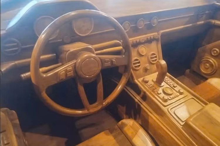 Tờ Carscoops còn so sánh chiếc xe độc đáo này với sản phẩm của ND Woodworking Art tại Việt Nam – đơn vị nổi tiếng toàn cầu với những tác phẩm xe gỗ thủ công.