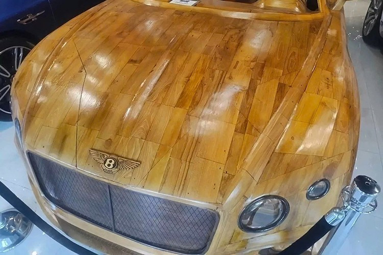 Theo thông tin từ người bán, toàn bộ thân xe được làm từ gỗ teak hàng hải, kết hợp với nhiều lớp plywood, tất cả gắn trên hai dầm gỗ chính đóng vai trò khung gầm.