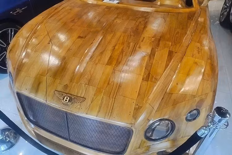 Theo thông tin từ người bán, toàn bộ thân xe được làm từ gỗ teak hàng hải, kết hợp với nhiều lớp plywood, tất cả gắn trên hai dầm gỗ chính đóng vai trò khung gầm.
