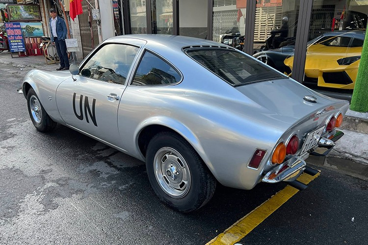 Điểu này cũng khiến cho chủ nhân của chiếc Opel GT màu đỏ phải lên tiếng đính chính mình không có bán xe, vì nhiều anh em hỏi sao lại bán nhanh vậy. GT là xe thể thao hai chỗ ngồi, động cơ đặt trước, dẫn động cầu sau, được Opel sản xuất và tiếp thị qua hai thế hệ, cách nhau 34 năm.