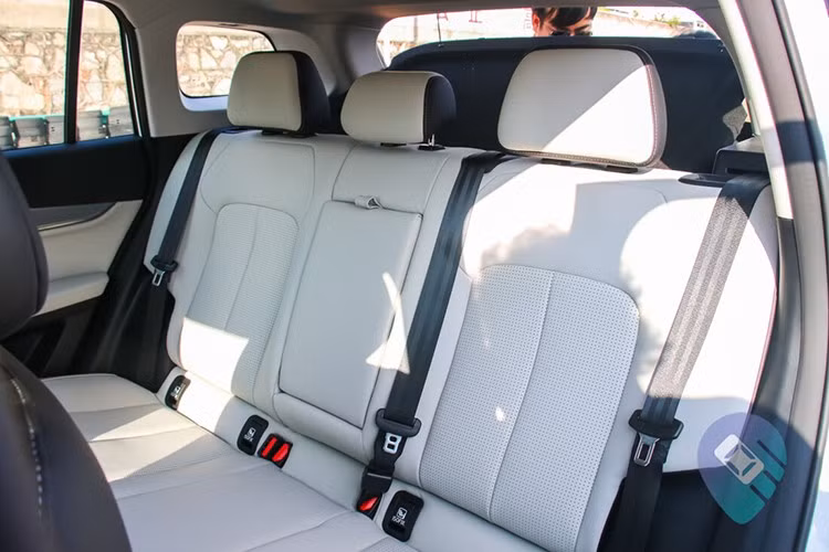 Không chỉ tiện nghi, Jaecoo J5 còn thực dụng với khoang hành lý có thể tích 480 lít, có thể mở rộng lên 1.180 lít khi gập hàng ghế sau theo tỷ lệ 60:40. Trong khoang phụ dưới sàn chứa lốp dự phòng.