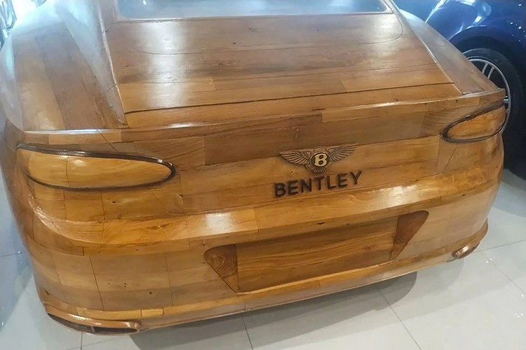 Mỗi chi tiết, dù lớn hay nhỏ, đều được cắt gọt, lắp ráp thủ công với độ chính xác đáng kinh ngạc. Quá trình hoàn thiện tiêu tốn hơn 3.000 giờ tạo nên một sản phẩm không chỉ là xe mô phỏng mà còn là tác phẩm nghệ thuật.