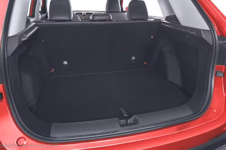 Nằm bên dưới nắp ca-pô của MG ZS 2025 tại thị trường Philippines là 3 tùy chọn động cơ. Đầu tiên là động cơ xăng 4 xi-lanh, dung tích 1.5L, sản sinh công suất tối đa 110 mã lực và mô-men xoắn cực đại 141 Nm, đi kèm hộp số tự động CVT giả lập tám cấp.