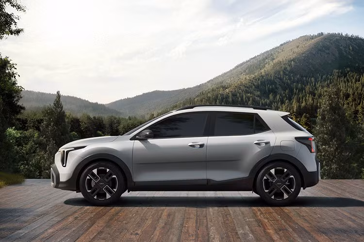 Về thiết kế ngoại thất, Kia Stonic 2026 được trang bị cụm đèn pha mảnh hơn với dải LED định vị hiện đại, lưới tản nhiệt hẹp hơn cùng cản trước hoàn toàn mới. Phiên bản GT-Line có ngoại hình thể thao hơn với hốc gió lớn và ốp gầm giả kim loại.